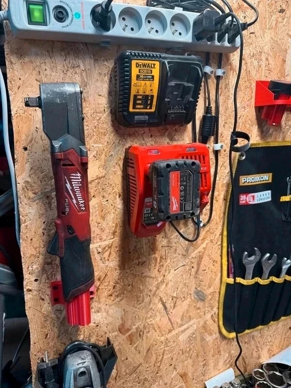 Milwaukee M12 / M18 Charger Wall Mount – photo 2
